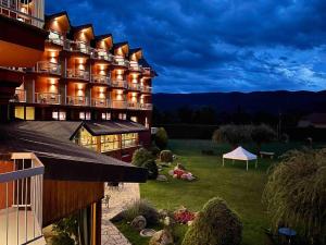 uma vista para um hotel à noite com um jardim em Puigcerda Park Hotel em Puigcerdà