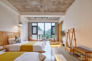 Posteľ alebo postele v izbe v ubytovaní Yangshuo Serene Cove Hotel