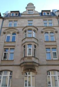 ein großes Backsteingebäude mit Fenstern und einem Turm in der Unterkunft City Hotel West in Frankfurt am Main
