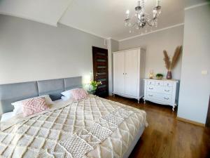 Ένα ή περισσότερα κρεβάτια σε δωμάτιο στο Saskia Dwór & Spa Willa z basenem