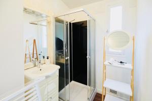 Bathroom sa Mona Lisa : Superbe Loft centre ville - Parking gratuit - Wifi ultra rapide-Appareil Massage-Netflix-Jeu société