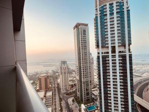 Gallery image of 3 bedroom marina beach view apartment skyview tower marina in Dubai