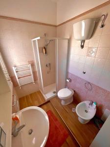 y baño con ducha, aseo y lavamanos. en Casa degli Aranci, en Sorrento