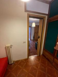 a hallway with a living room and a door to a room at Casetta Rivisondoli con Garage gratuito in Rivisondoli