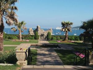 un parque con palmeras y el océano al fondo en Sea View Cottage in Dorset, Portland en Portland