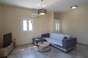 A seating area at Kate-Mari House