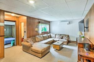 sala de estar con sofá y TV en Secluded Getaway Less Than 10 Mi to Saratoga Springs!, en South Corinth