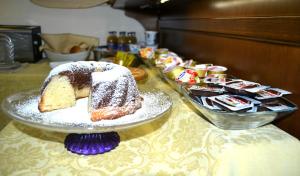 レッジョ・ディ・カラブリアにあるB&B Centrale Affittacamereのテーブルの上の皿に盛られたケーキと他のデザート