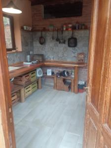 uma cozinha com uma mesa de madeira num quarto em Chañares em San Javier