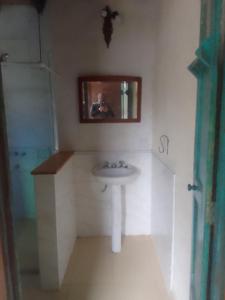 bagno con lavandino e specchio di Chañares a San Javier