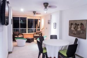 comedor con mesa y sillas en Apartamento con playa privada y piscina, en Santa Marta
