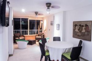 ein Esszimmer mit Tisch und Stühlen in der Unterkunft Apartamento con playa privada y piscina in Santa Marta