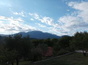 Casa Vacanze da Paola في Colli a Volturno: إطلالة على الجبال والأشجار مع سماء غائمة