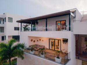 Balkón nebo terasa v ubytování New Beachfront Penthouse + 37 fotografií