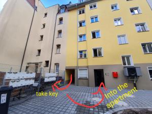 - une vue sur un bâtiment avec des flèches rouges dans l'établissement Private Studio mit eigene Küche und Bad Netflix Youtube, à Nuremberg