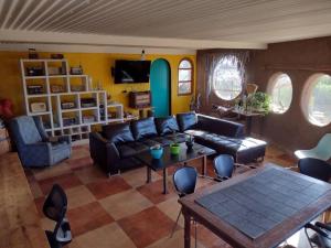 a living room with a couch and a table at La casa de Barro Primer piso in Pichidangui