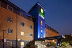 un hotel con una señal azul en el costado en Holiday Inn Express Birmingham Star City, an IHG Hotel en Birmingham