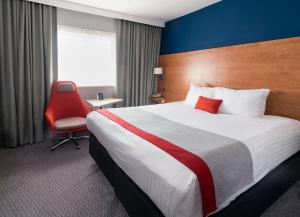 Postel nebo postele na pokoji v ubytování Holiday Inn Express Birmingham Star City, an IHG Hotel