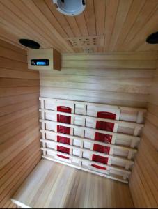 um quarto com uma sauna com painéis vermelhos e brancos em Wildwood Camper De Sleeps 6-7, em Dover