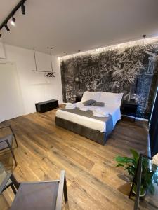 - une chambre avec un lit et une peinture murale dans l'établissement IL TIGLIO VERDE, à Foggia