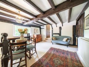 Pinley Hill House في Shrewley: غرفة معيشة مع طاولة وكراسي