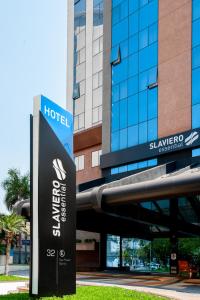 a hotel sign in front of a building at Slaviero Guarulhos Aeroporto in Guarulhos