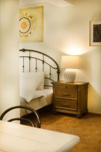 1 dormitorio con 1 cama y 1 mesa con lámpara en The Zodiac Garden Hotel en Mtskheta