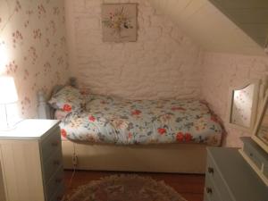 Postel nebo postele na pokoji v ubytování The Crossing, Cottage, R95TH5C