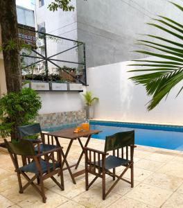 uma mesa e duas cadeiras e uma piscina em Edificio Itasu - 3ro - alquileres temporales em Posadas