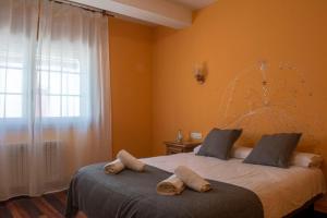 A bed or beds in a room at Hostal Galicia