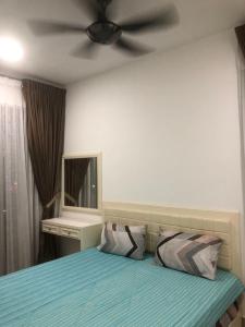 怡保的住宿－R&C Homestay 5，一间卧室配有一张带吊扇的床