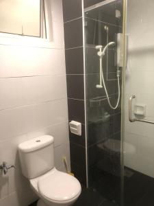 怡保的住宿－R&C Homestay 5，一间带卫生间和玻璃淋浴间的浴室