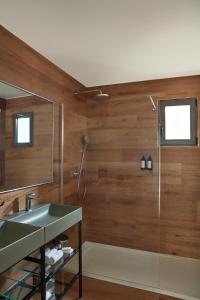 een badkamer met een wastafel en een douche bij Les Hautes Mers in L'Ile d'Yeu