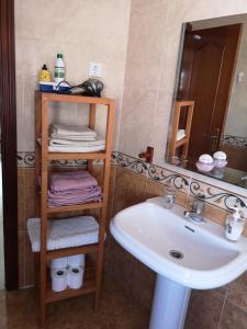 a bathroom with a sink and a mirror at Apartamento 60 m2 en la playa in Torre de Benagalbón