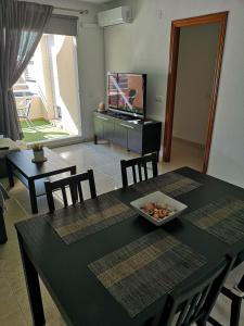 una sala de estar con una mesa con un tazón de comida. en Apartamento 60 m2 en la playa, en Torre de Benagalbón