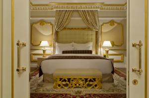 Una cama o camas en una habitación de Warwick Doha