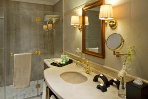 Un baño de Warwick Doha
