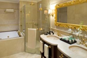 Un baño de Warwick Doha
