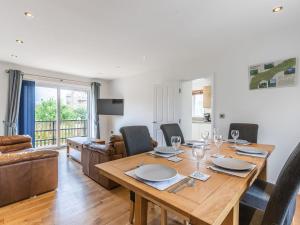 ein Esszimmer und ein Wohnzimmer mit einem Holztisch und Stühlen in der Unterkunft Avon Lock Cottage - Uk34125 in Tewkesbury