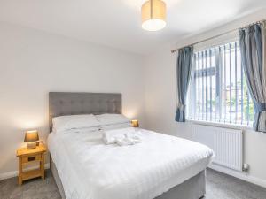 um quarto com uma cama grande e uma janela em Avon Lock Cottage - Uk34125 em Tewkesbury