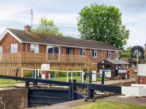 ein Haus mit einem Kanal davor in der Unterkunft Avon Lock Cottage - Uk34125 in Tewkesbury