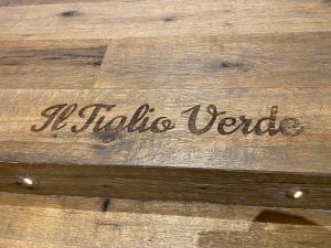 un tavolo di legno con la parola Ci ha scritto sopra Hello di IL TIGLIO VERDE a Foggia
