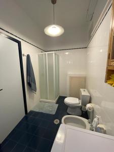 カストロ・ディ・レッチェにあるRomantico Monolocaleの小さなバスルーム(トイレ、シンク付)