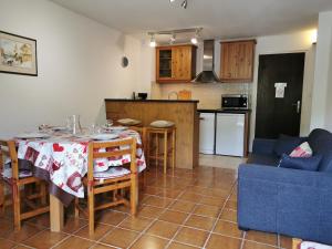 kuchnia i salon ze stołem i krzesłami w obiekcie Appartement Les Gets, 2 pièces, 4 personnes - FR-1-598-20 w mieście Les Gets