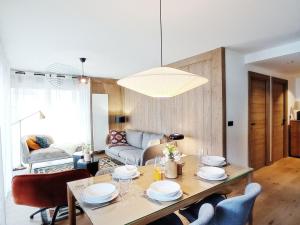ein Wohnzimmer mit einem Tisch mit Stühlen und einem Esszimmer in der Unterkunft Appartement chaleureux 3 chambres au coeur des Gets avec Wifi, proche pistes - FR-1-598-78 in Les Gets + 9 Fotos