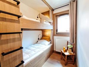 ein kleines Schlafzimmer in einem winzigen Haus in der Unterkunft Appartement chaleureux 3 chambres au coeur des Gets avec Wifi, proche pistes - FR-1-598-78 in Les Gets