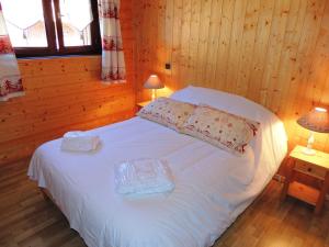 a bedroom with a white bed with two lamps at Appartement Les Gets, 3 pièces, 5 personnes - FR-1-598-73 in Les Gets