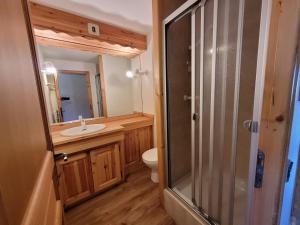 a bathroom with a toilet and a sink and a shower at Appartement de Luxe 6 Pièces Pied des Pistes au Centre du Village - Les Gets - FR-1-598-26 in Les Gets