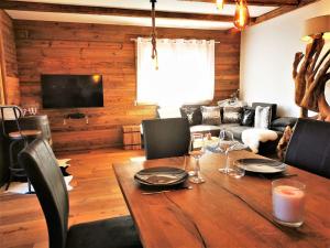 comedor con mesa de madera y sofá en Appartement Les Gets, 3 pièces, 5 personnes - FR-1-598-48, en Les Gets