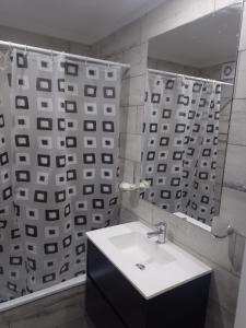 a bathroom with a sink and a mirror at Alquiler Temporario Rosario 4 in Rosario